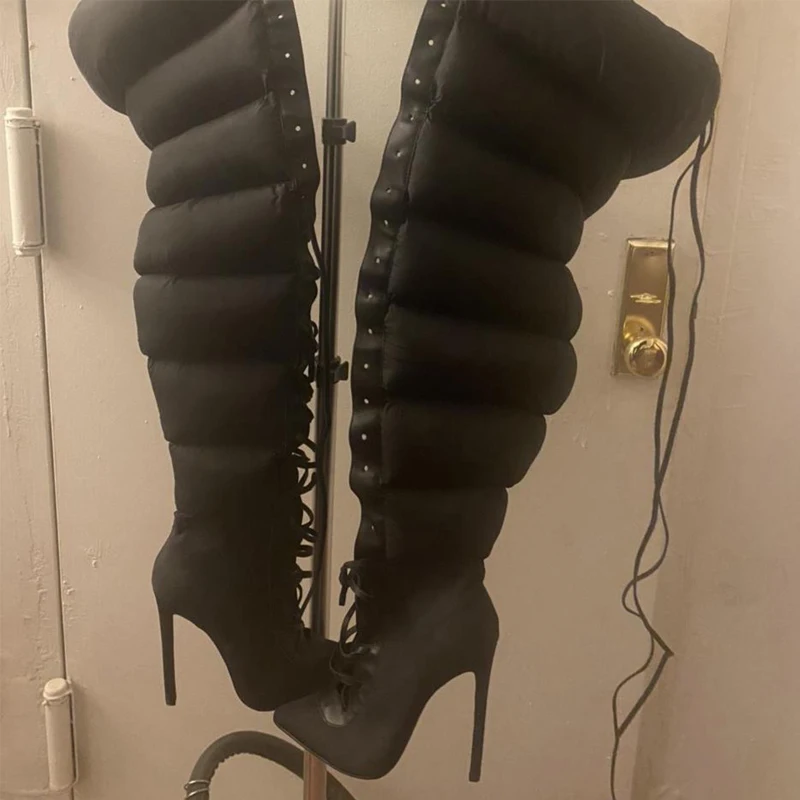 أسود منتفخ أشار تو عبر الأشرطة فوق الركبة أحذية امرأة شتاء 2026 الدانتيل يصل الجوف خارج خنجر عالية الكعب أحذية عالية