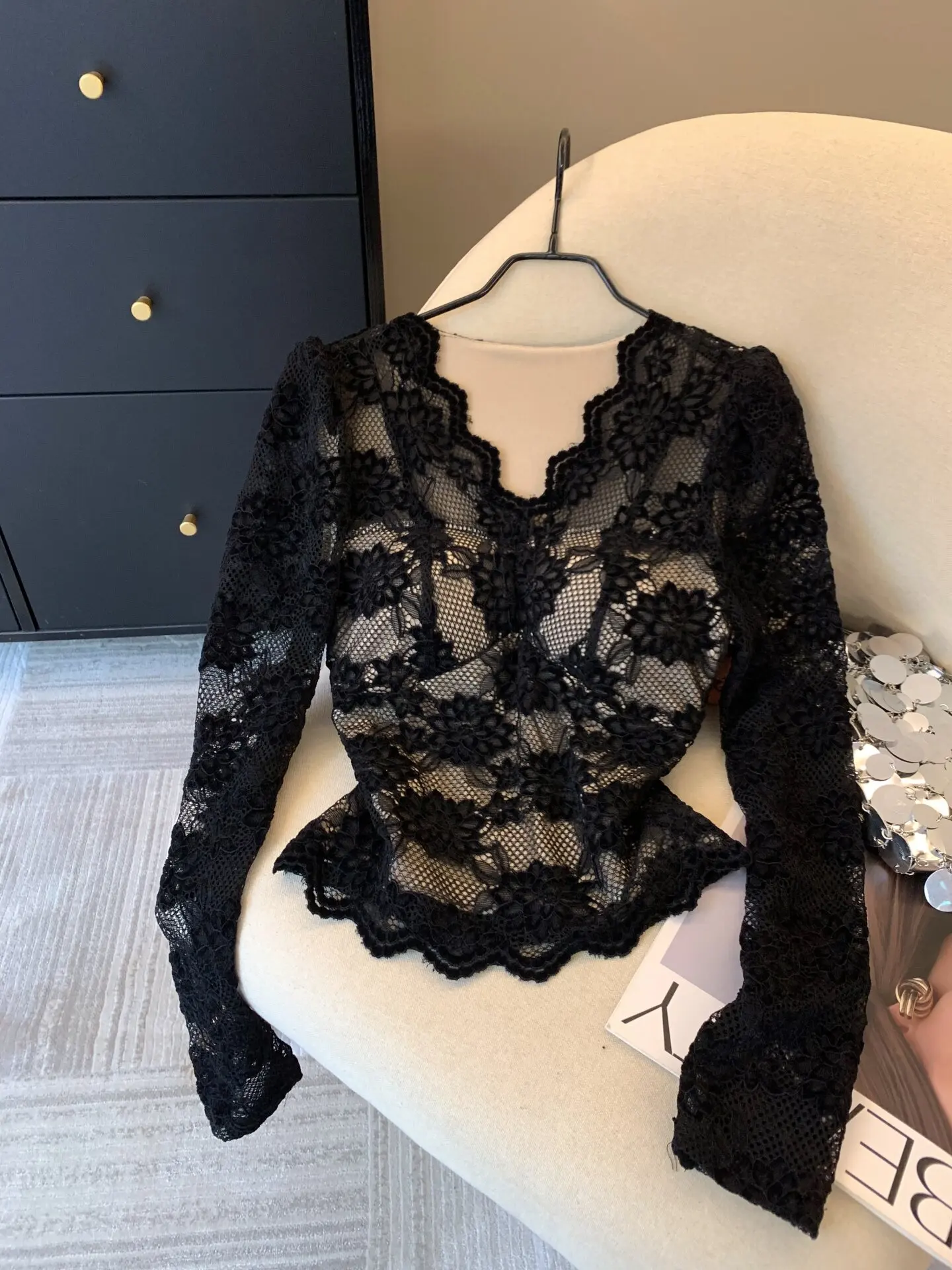 

Женский сексуальный кружевной топ с V-образным вырезом, новая прозрачная блузка с пышными рукавами, майка с винтажным принтом