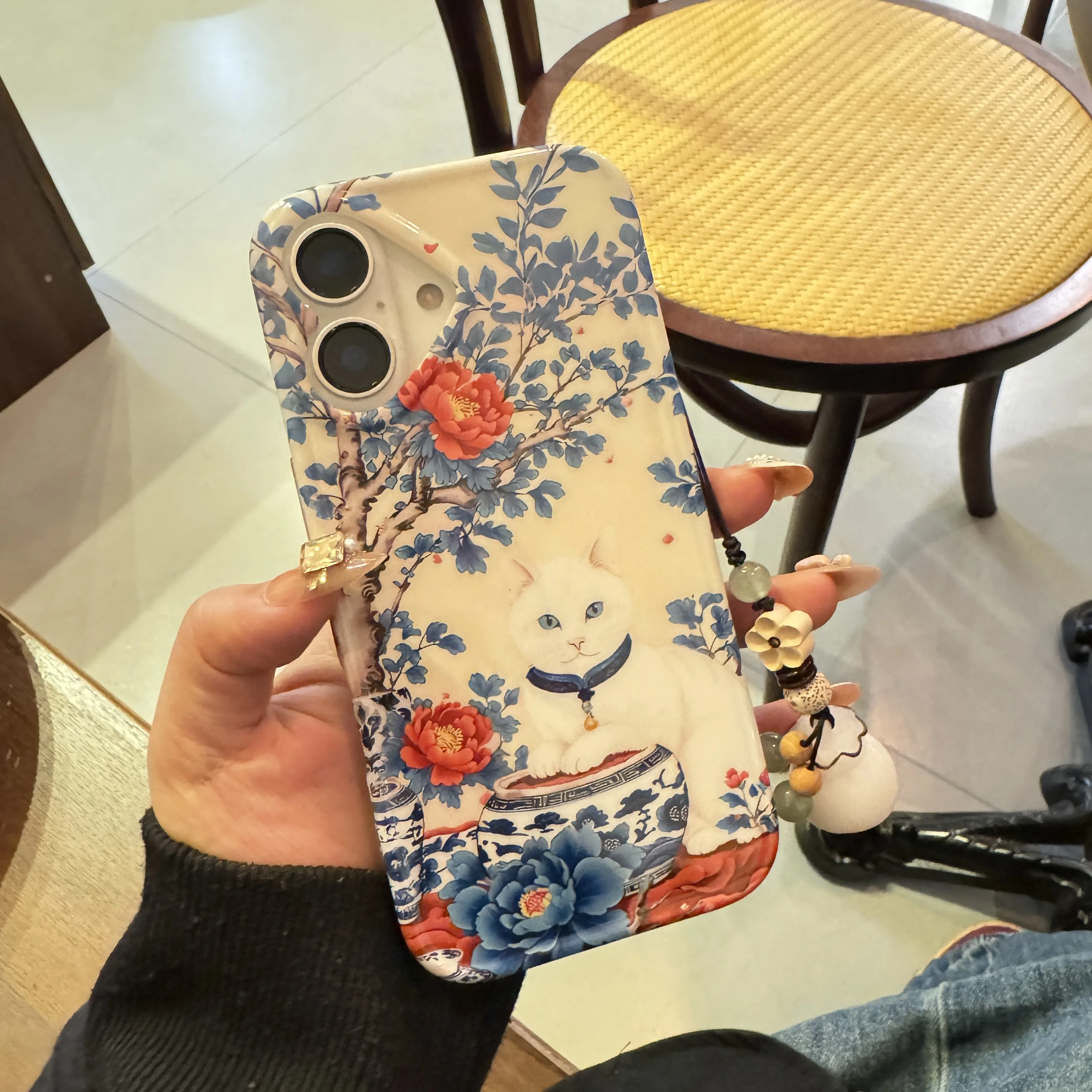 Chinese Style Peony White Cat Blue and White Porcelain Flower Pendant Phone Case for iPhone 16 15 14 13 Pro MaxBack Cover Funda