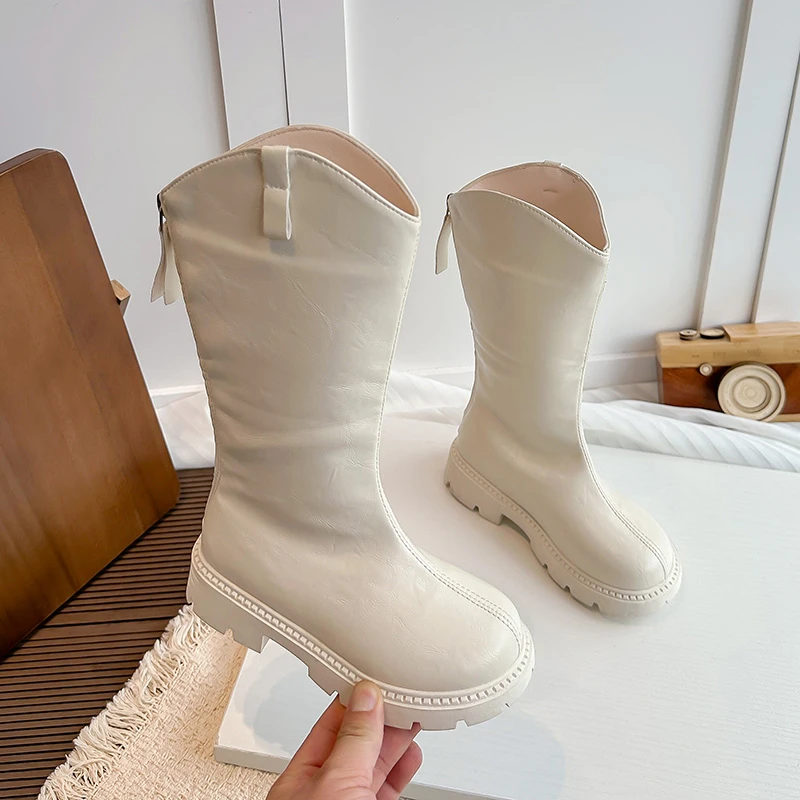Knielange Stiefel für Kleinkinder und kleine Mädchen, aus Kunstleder, mit V-förmigem Ausschnitt, Reißverschluss auf der Rückseite und klobiger Sohle, ideal für Herbst und Winter, für den täglichen, lässigen Gebrauch. – Detail 4