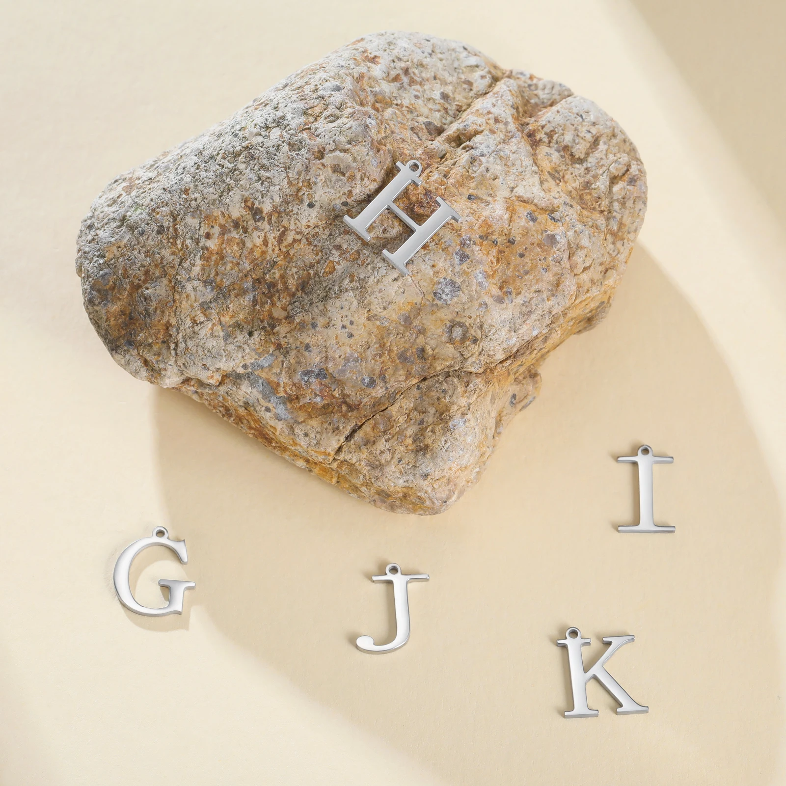 Skyrim 5 Stück/Set A-Z Initialen-Buchstaben-Anhänger aus Edelstahl in Goldfarbe, DIY-Alphabet-Anhänger für Halsketten, Armbänder und Schmuckherstellung – Detail 4