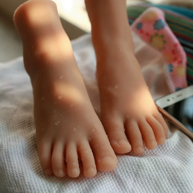 

Mannequin Girl Foot Simulation Children Silicone Feet Model Nail Art Practice Manicure Photograph Shoes Sock Display