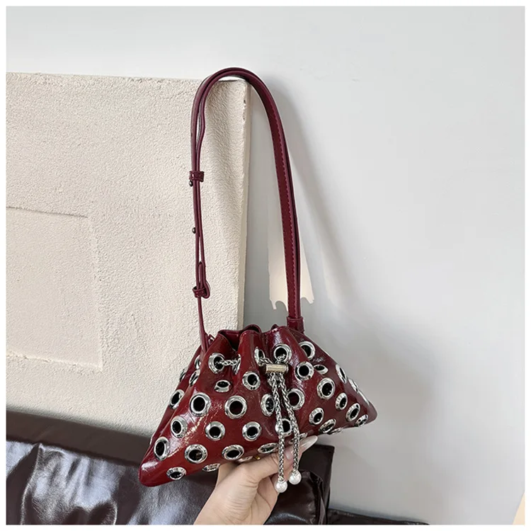 

2025 Новая женская трендовая сумка-ведро на шнурке — дизайн премиум-класса с заклепками, универсальная сумка через плечо для пригородных поездок