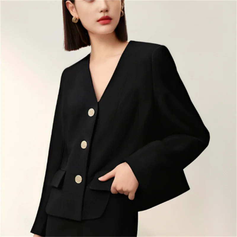 

Модный тренд осени 2025: блейзер с короткими рукавами и мягкими плечами