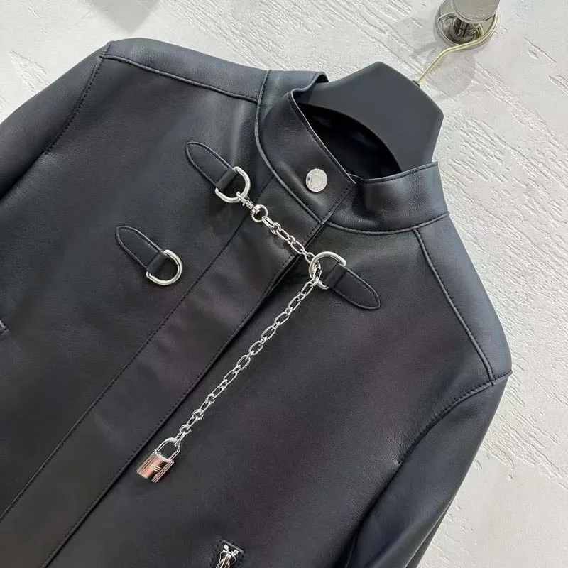 Chaqueta de cuero genuino con cuello redondo para mujer, abrigo corto con decoración de metal, a la moda, primavera y otoño, 2024