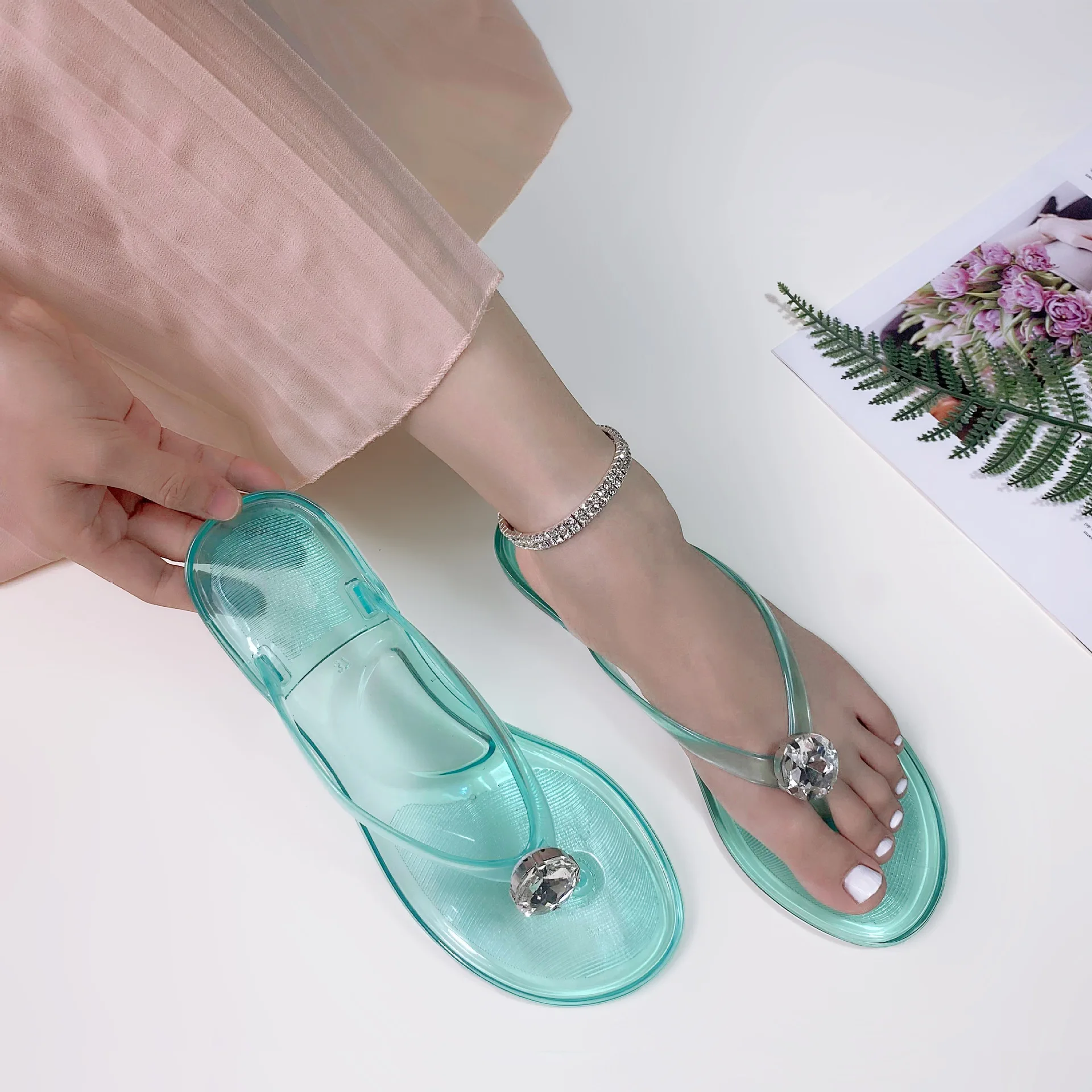 Sandalias de espiga de PVC transparente para el verano 2025, nuevos pies con clip de diamantes de agua, zapatos planos de gelatina, vacaciones en la playa antideslizantes