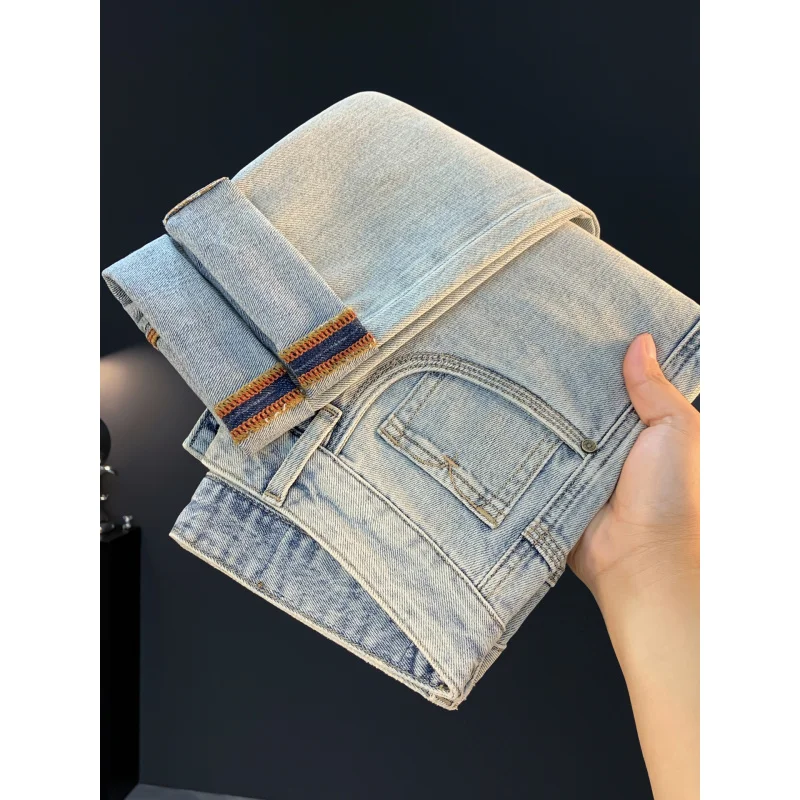 2025 nuovi jeans casual bianchi lucidi retrò americani da uomo in autunno, pantaloni lunghi a gamba piccola slim fit di colore chiaro