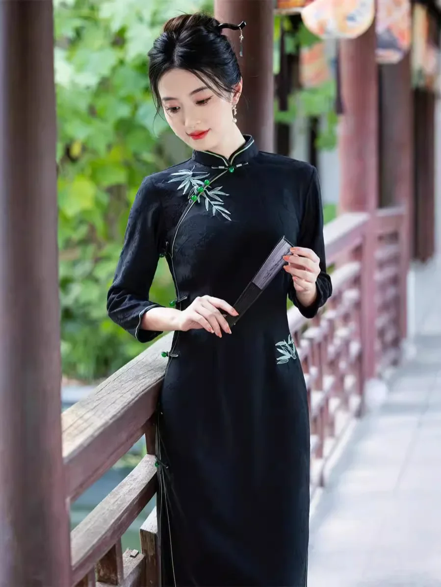 2024 Autumn New Knitted Jacquard Embroidered Medium length Cheongsam Art Retro Black Temperament Slimming Cheongsam Qipao Dress