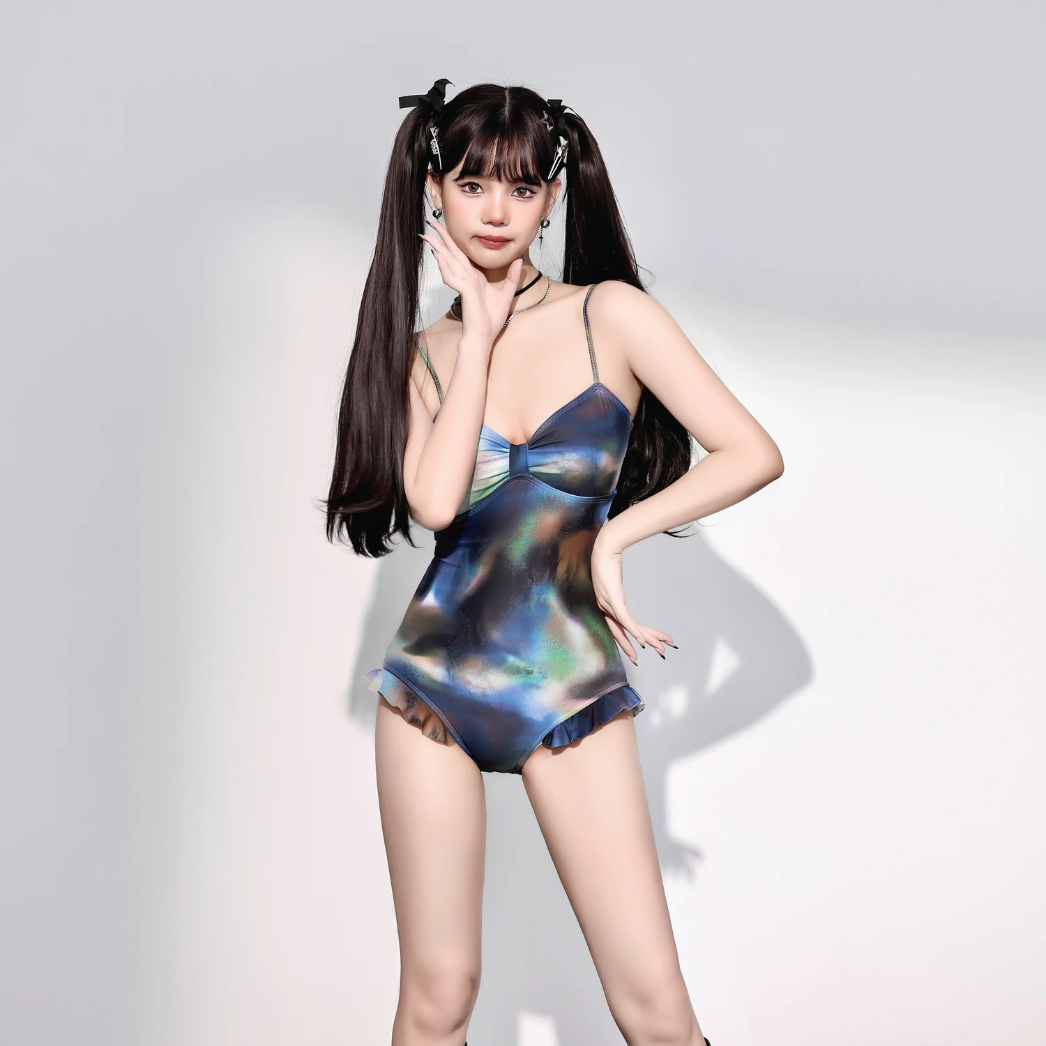 夏新レトロセクシーな対照的な色の三角形ワンピースサスペンダー水着女性プリント休暇プールフリル V ネック水着