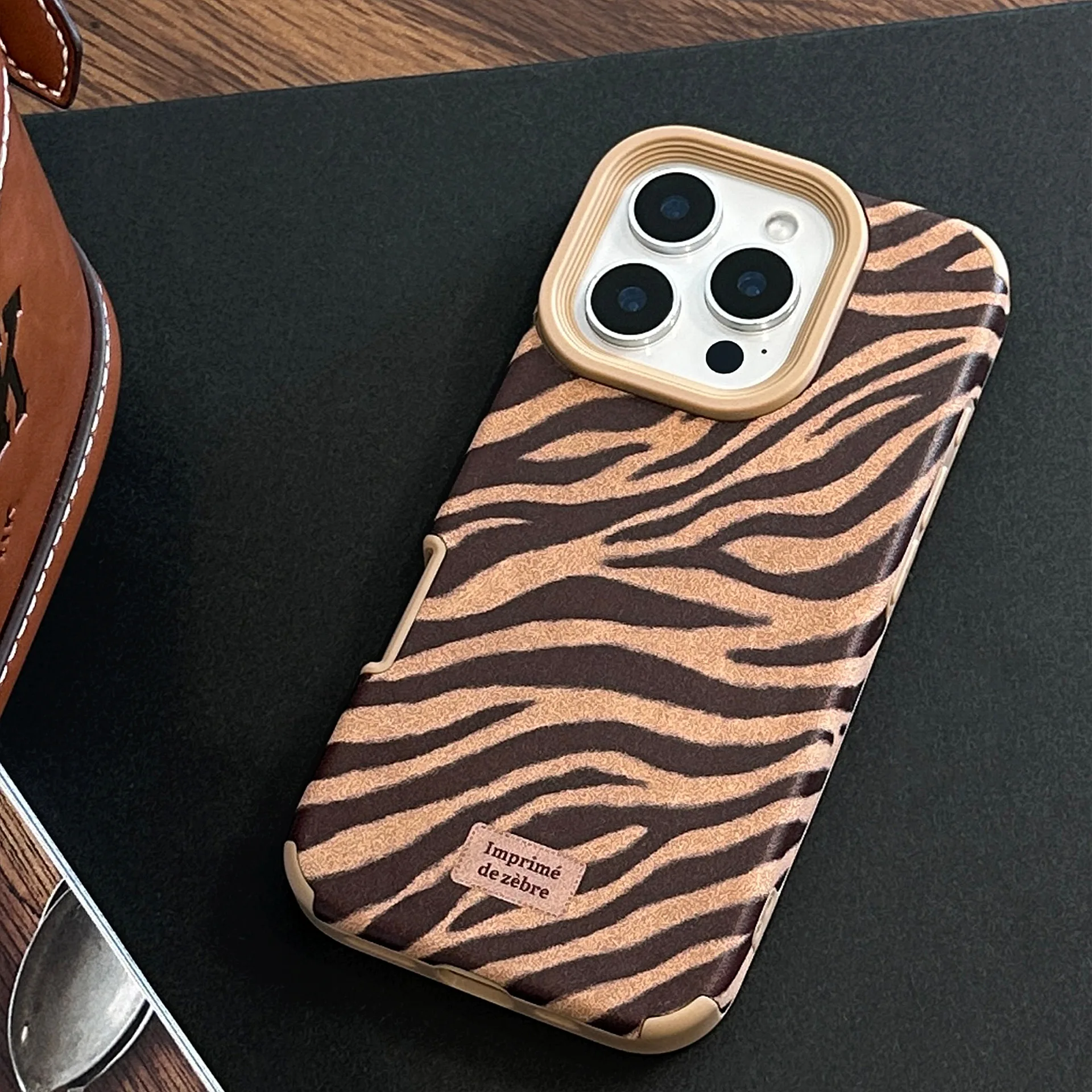 غطاء هاتف فاخر من الجلد المدبو - مراجعة Phone Cases Zebra وسعره