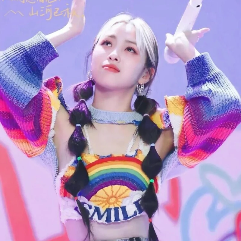 

Костюм для выступлений в стиле K-pop ITZY Ryujin: женский радужный укороченный топ, вязаный жилет в стиле пэчворк, костюм для джазовых танцев, одежда для музыкальных фестивалей и рейвов