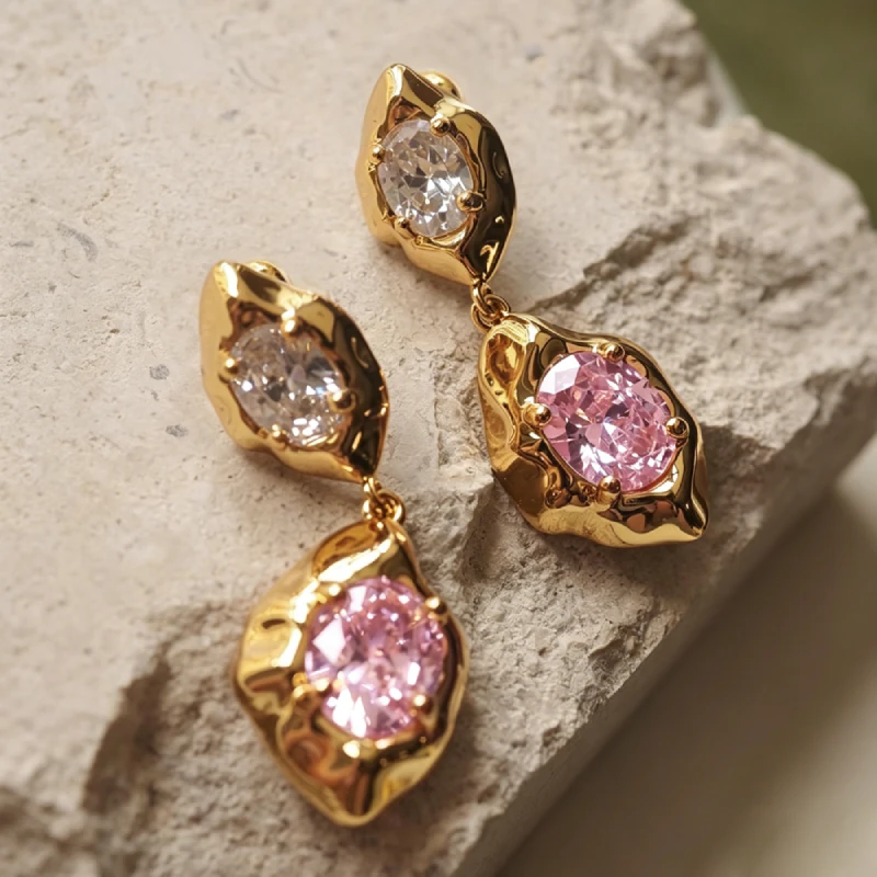 Huitan Zarte Damen-Ohrringe in Goldfarbe, bezaubernde Tropfenohrringe für luxuriöse Hochzeit, Jahrestag, trendiges Zubehör, Schmuck, Geschenk mit CZ – Detail 7