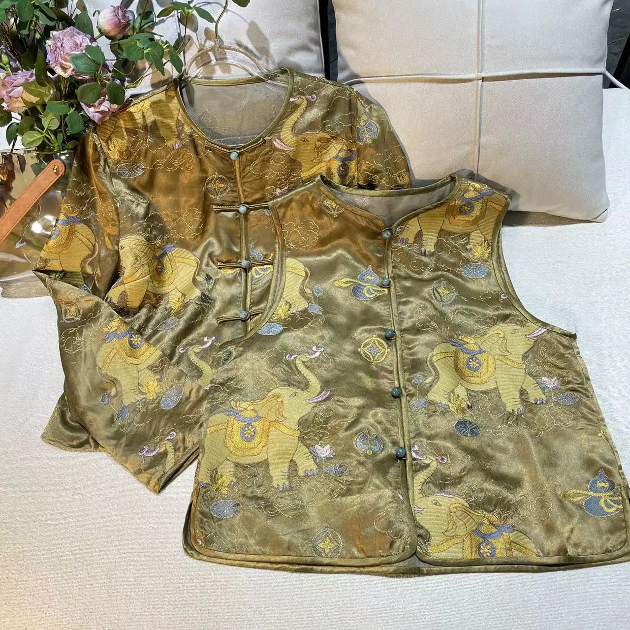 

New Chinese Sle Acetate Vest Svel Embroidered Gold Weave Silk No Brand Registered Trademark round Ne Single Button