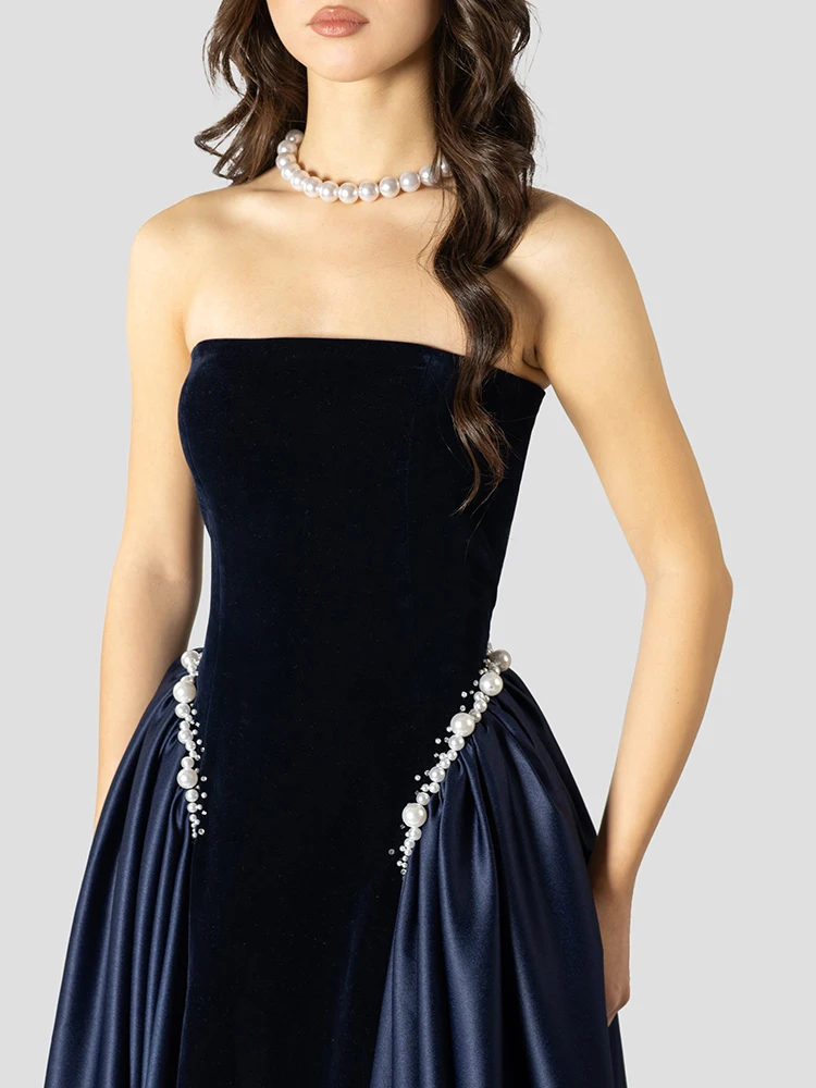 デートやカジュアルな場にも最適な、高級感のあるネイビーブルーのストラップレス・バックレス・サテン生地のセクシーなイブニングガウン、カクテルパーティー用のマキシドレス