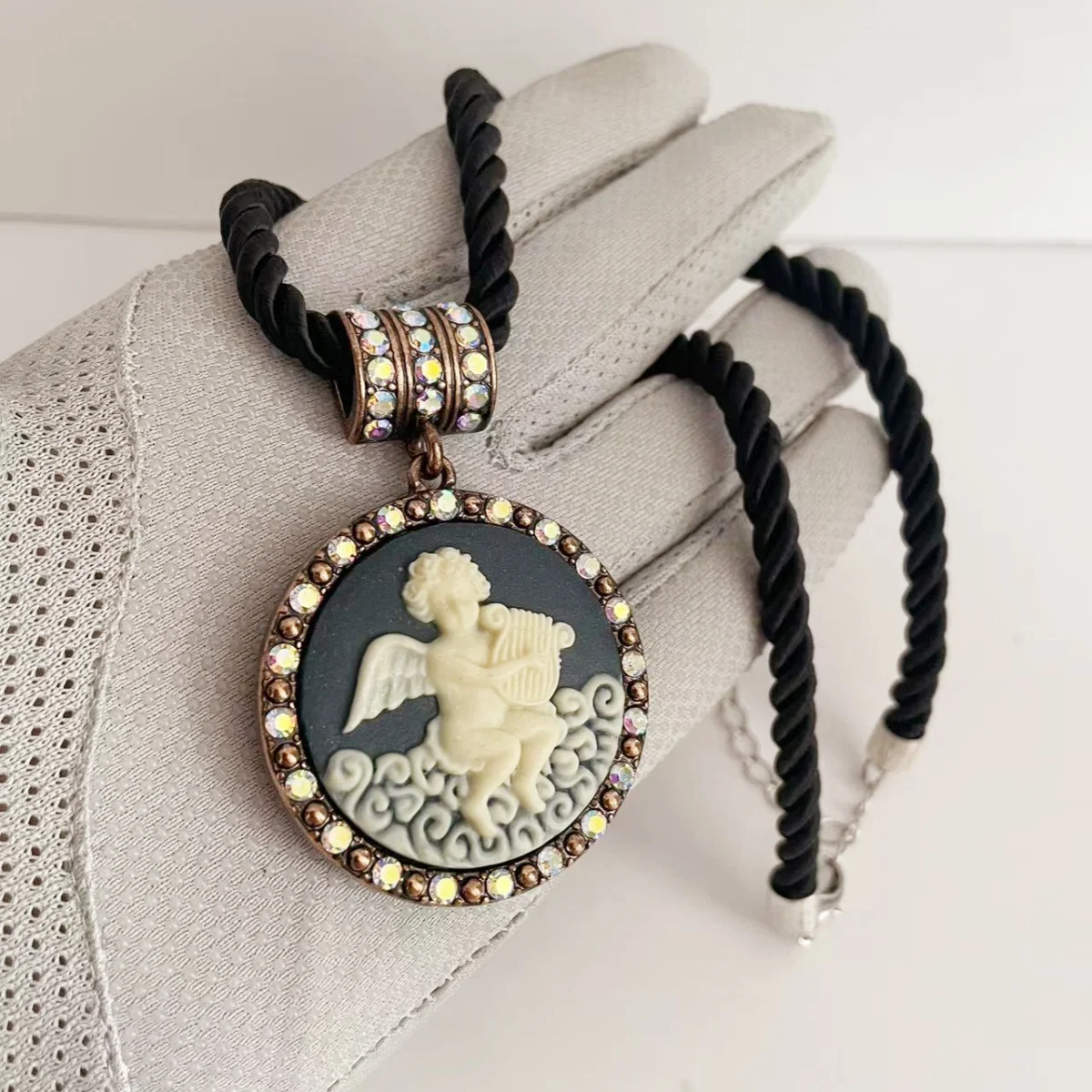 

MITTO FASHION JEWELRIES AND HIGH-END ACCESSORIES VINTAGE CAMEO GODDESS PENDANT SHORT ROPE NECKLACE FOR WOMEN