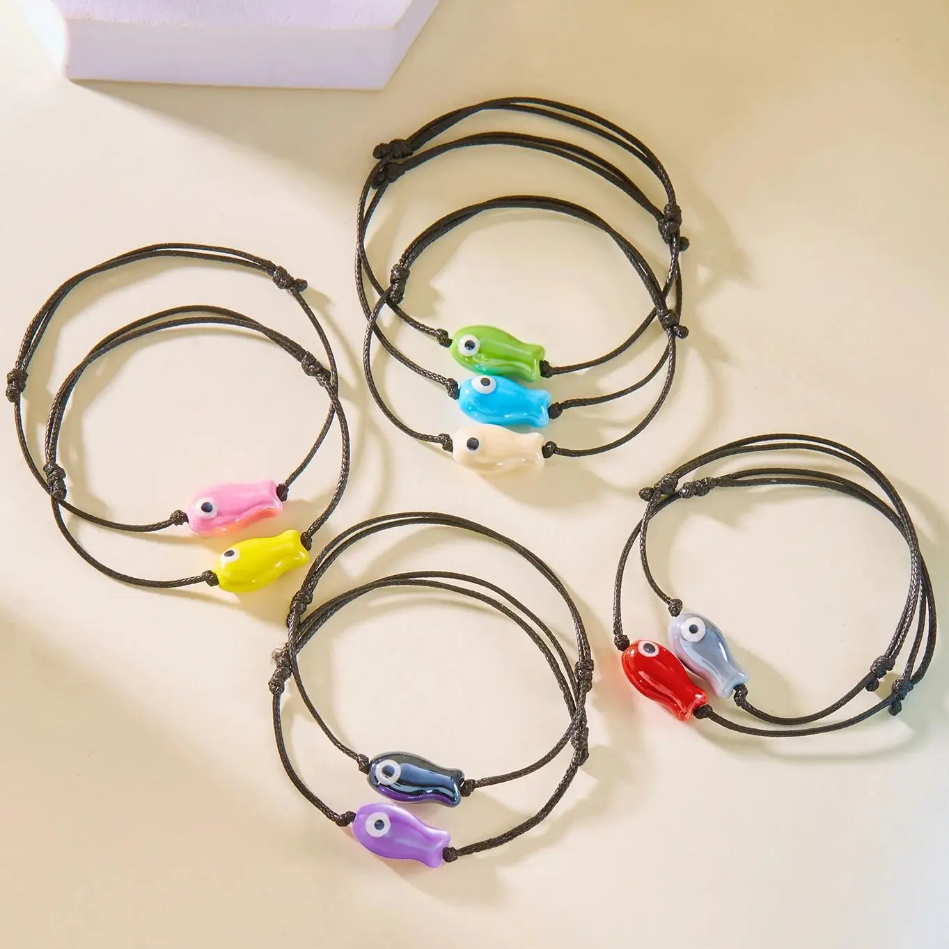 Minimalistisches Cartoon-Keramik-Fisch-Armband für Damen und Herren, niedliches buntes Tier, handgefertigtes geflochtenes Armband, glücklicher Freundschaftsschmuck – Detail 1