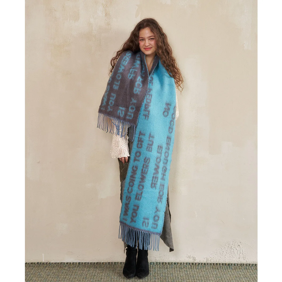 

2025 Новый большой двусторонний двухцветный женский шарф из смешанной шерсти с буквами для зимы, утолщенная теплая верхняя одежда, морозостойкая шаль