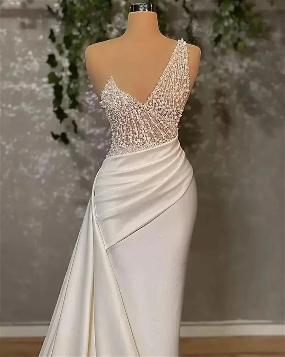 Maßgeschneiderte One-Shoulder-Satin-Meerjungfrau-Brautkleider Sexy V-Ausschnitt schwere Perlen Plus Size Robe De Marriage Brautpartykleider