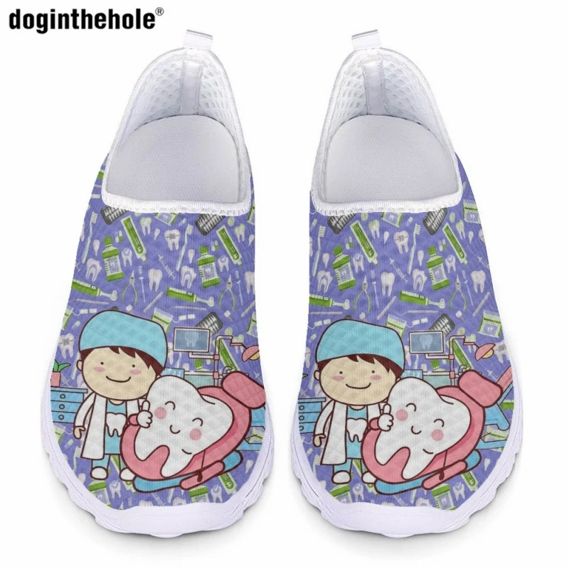 

Doginthehole, Классическая модная женская повседневная обувь на плоской подошве, мультяшная медицинская обувь для медсестер с принтом зубов, летняя дышащая сетчатая обувь