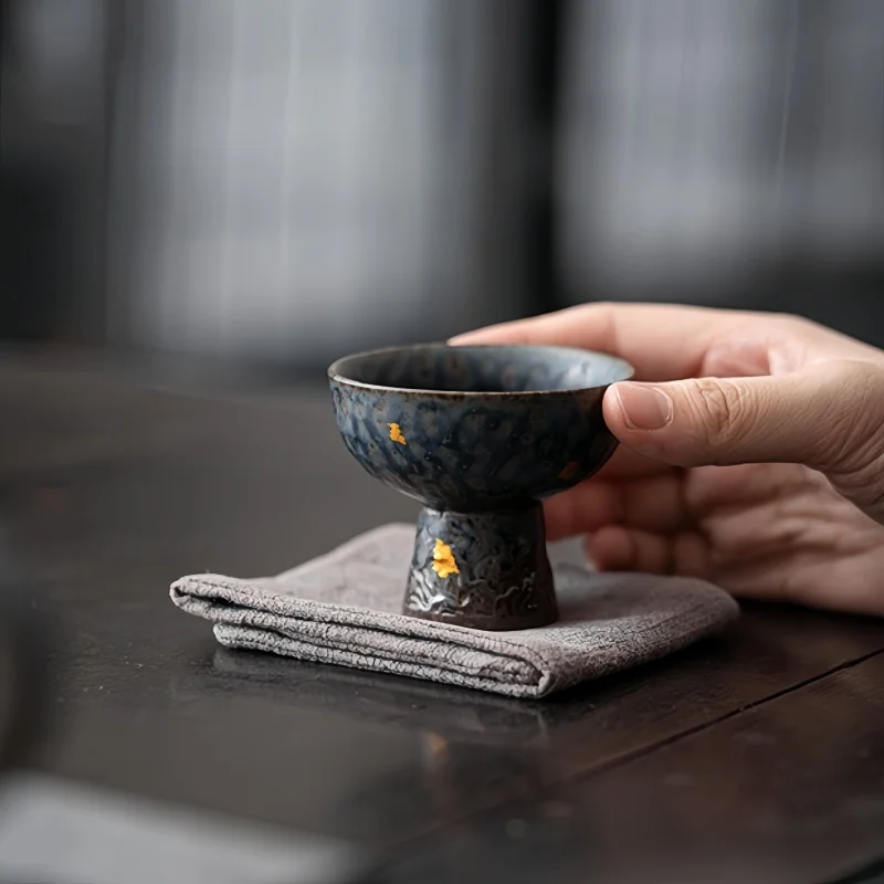 Pfauenblaue Teetasse mit hohen Füßen, persönliche Tasse, Retro-Bronzefarbe, Kung-Fu-Teeset für den Haushalt mit kleinem Fassungsvermögen, Teetasse