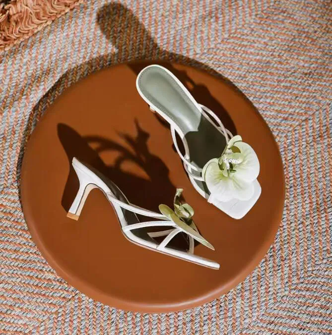 

Женские туфли-слингбэки с цветочным декором, на тонком каблуке-рюмочке, с ремешком на пальцах, сексуальные босоножки с цветами орхидеи