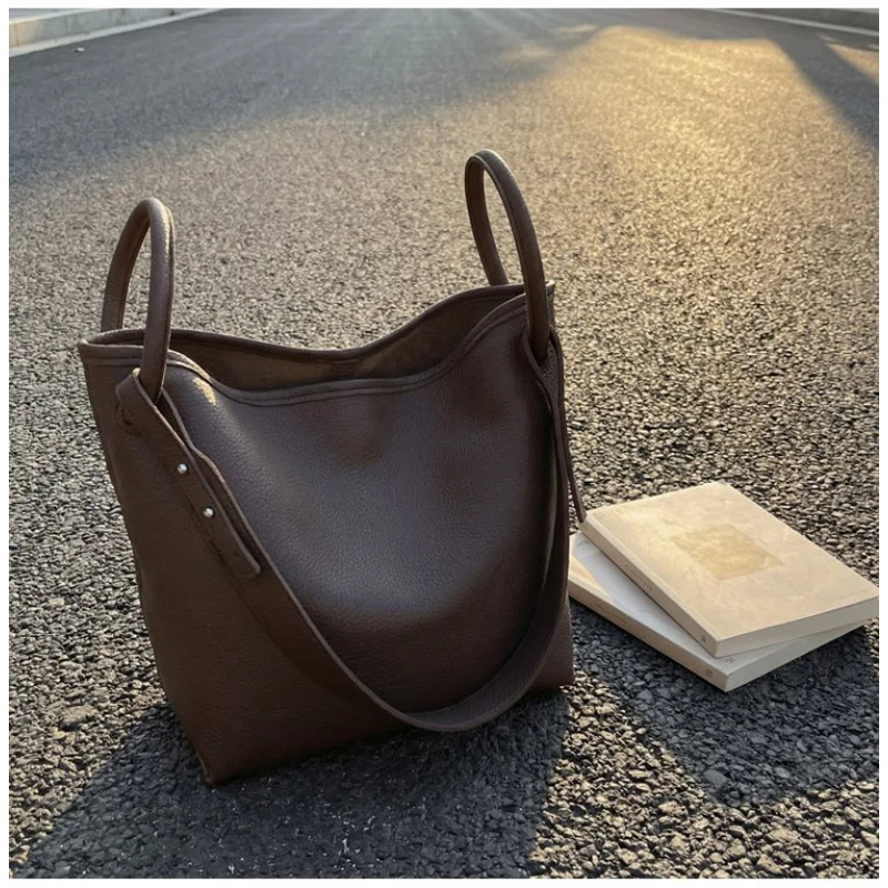 حقيبة كروس نسائية راقية مصنوعة من جلد الخراف تتميز بجلد كوستاريكا الأنيق وخفيف الوزن