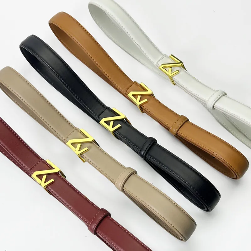 Ladies' belts are equipped with gold buttons, and fashionable and elegant belts are suitable for matching jeans and casual cloth