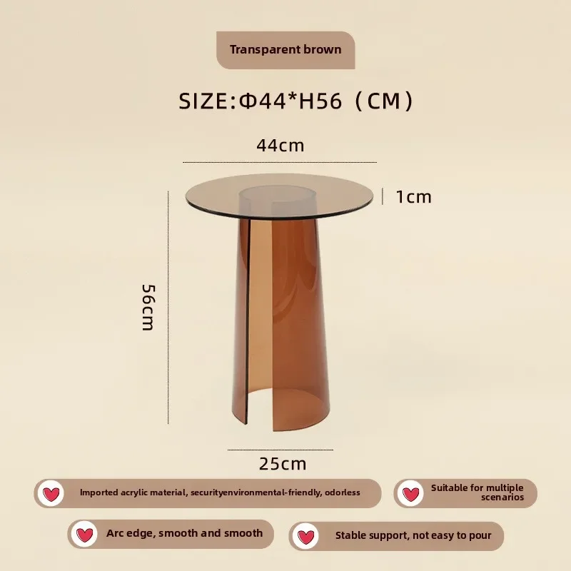 透明なコーヒーテーブル、ソファ、小さなサイドテーブル、バルコニー、コーナー、モダンなリビングルーム、シンプルなデザイナーモデルルーム