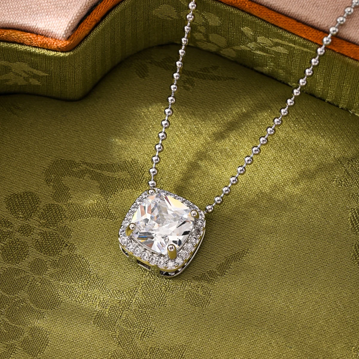 1 Piece of Light Luxury Exquisite Sugar Cube Pendant with Rhinestones, Adjustable Women's Necklace, Sweet and Cool Fashion, Versatile and Luxurious, Suitable for Women's Cocktail Parties, Weddings, Elegant Afternoon Tea Parties, and Gatherings, as a Gift for Girlfriend, Wife, or Friends, Fashionable Jewelry for Social Occasions and Gift-Giving