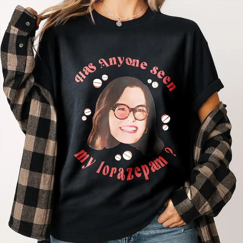 

Футболка Has Anyone Seen My Lorazepam, футболка Parker Posey Fan, белая футболка Parker, футболка с тревожностью, подарок для телевизионного любовника