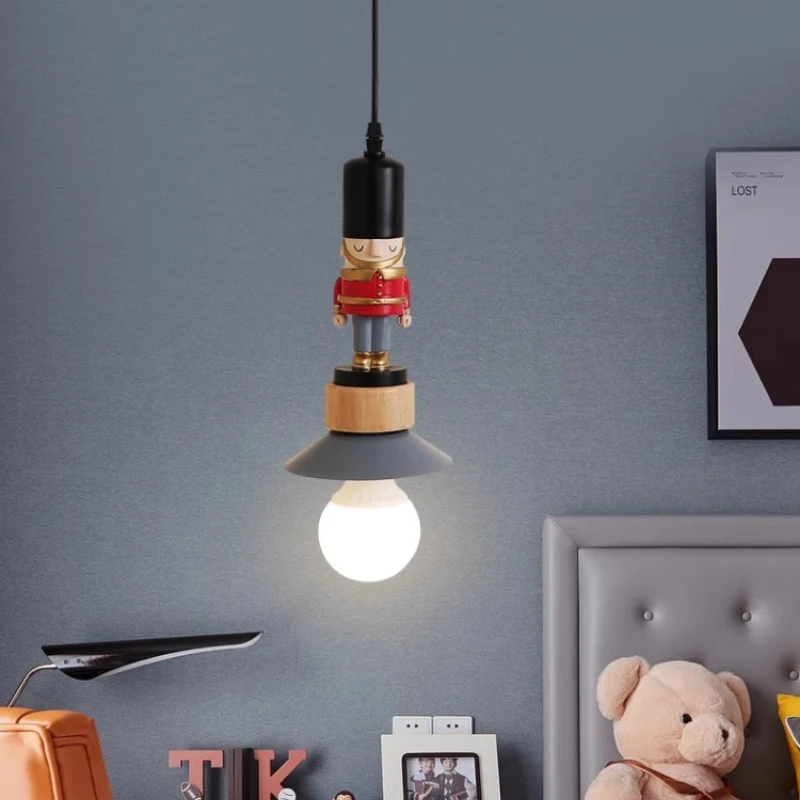 

Прикроватная маленькая люстра для детской комнаты для мальчиков, скандинавские современные лампы для спальни, модные креативные светодиодные лампы для защиты глаз с мультяшным солдатом