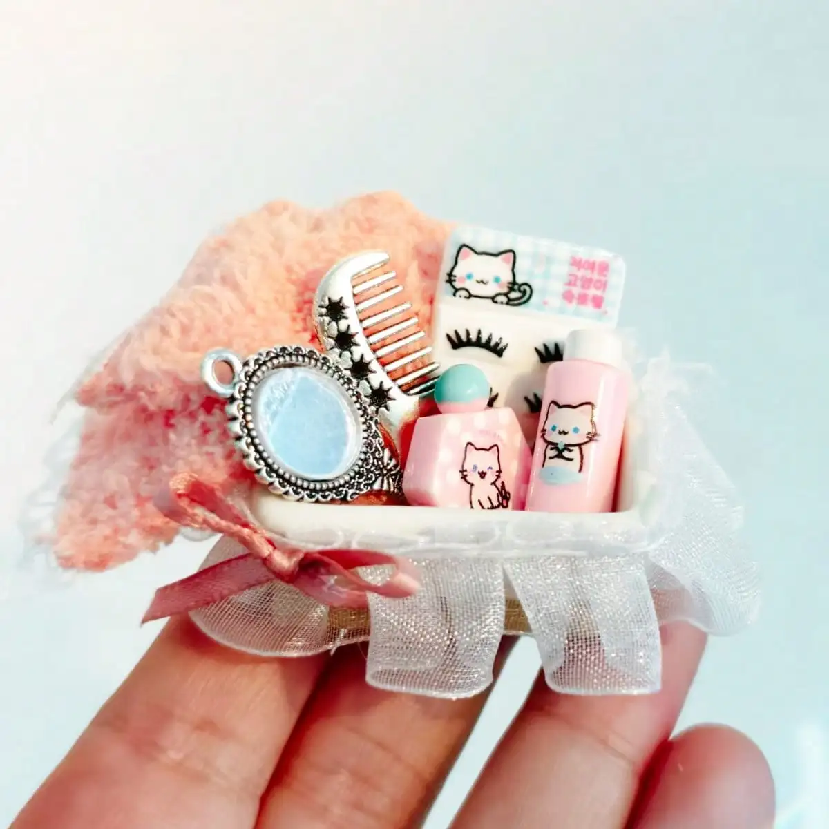 1:12 Mini Dollhouse Cosmetic Set Cute Cat Print Mini Perfume Lash Shampoo Mirror Comb Towel Tray Doll Accessories Miniature
