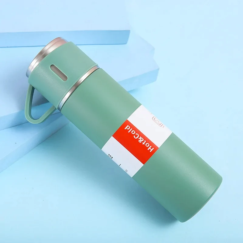 Moderne, minimalistische stijl, draagbare roestvrijstalen vacuüm geïsoleerde drinkbeker met grote capaciteit, uitgerust met een drinkdop