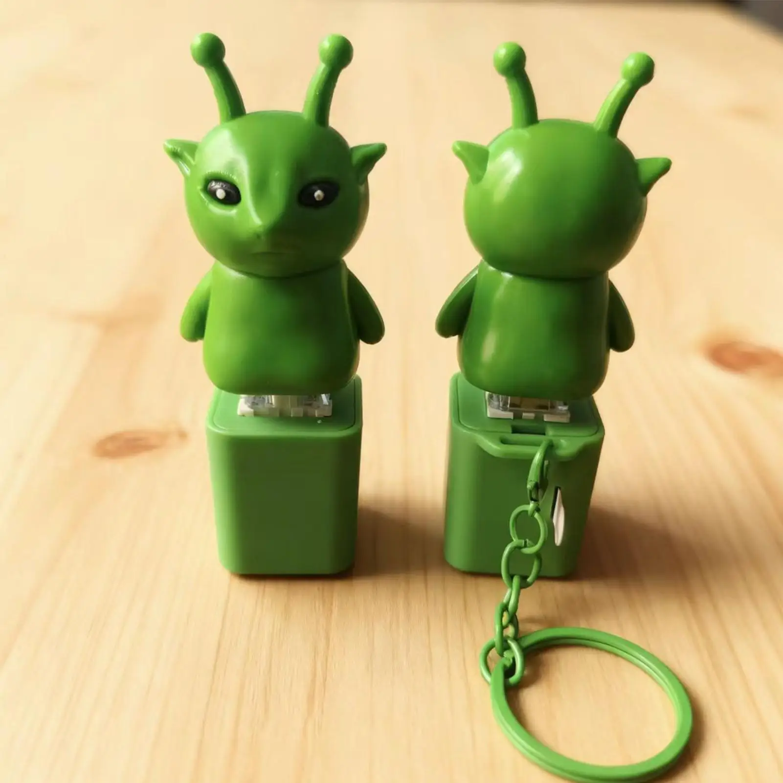 Alien Keyboard Clicker Fidget Toy with Sound Light Effects Stress Relief Keychain for Programmers Gamer Office Home Travel Decor