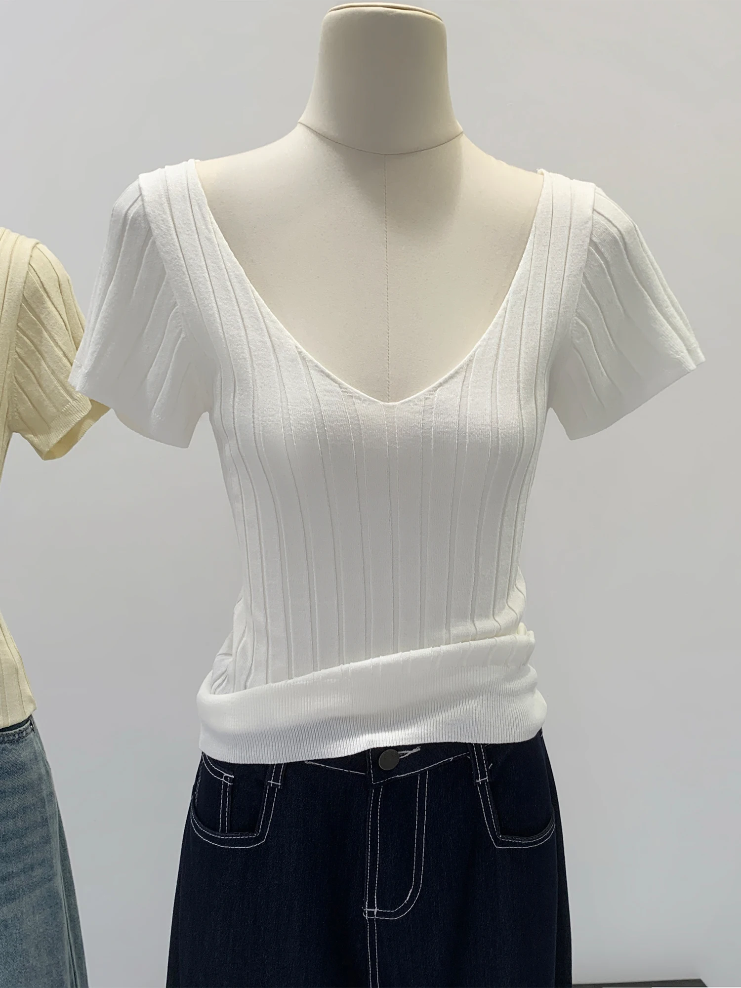 

Elegant V-Neck Short Sleeve Knitted Sweater Women's Slim Fit Beautiful Summer New Style Commute Fashion Korean Version