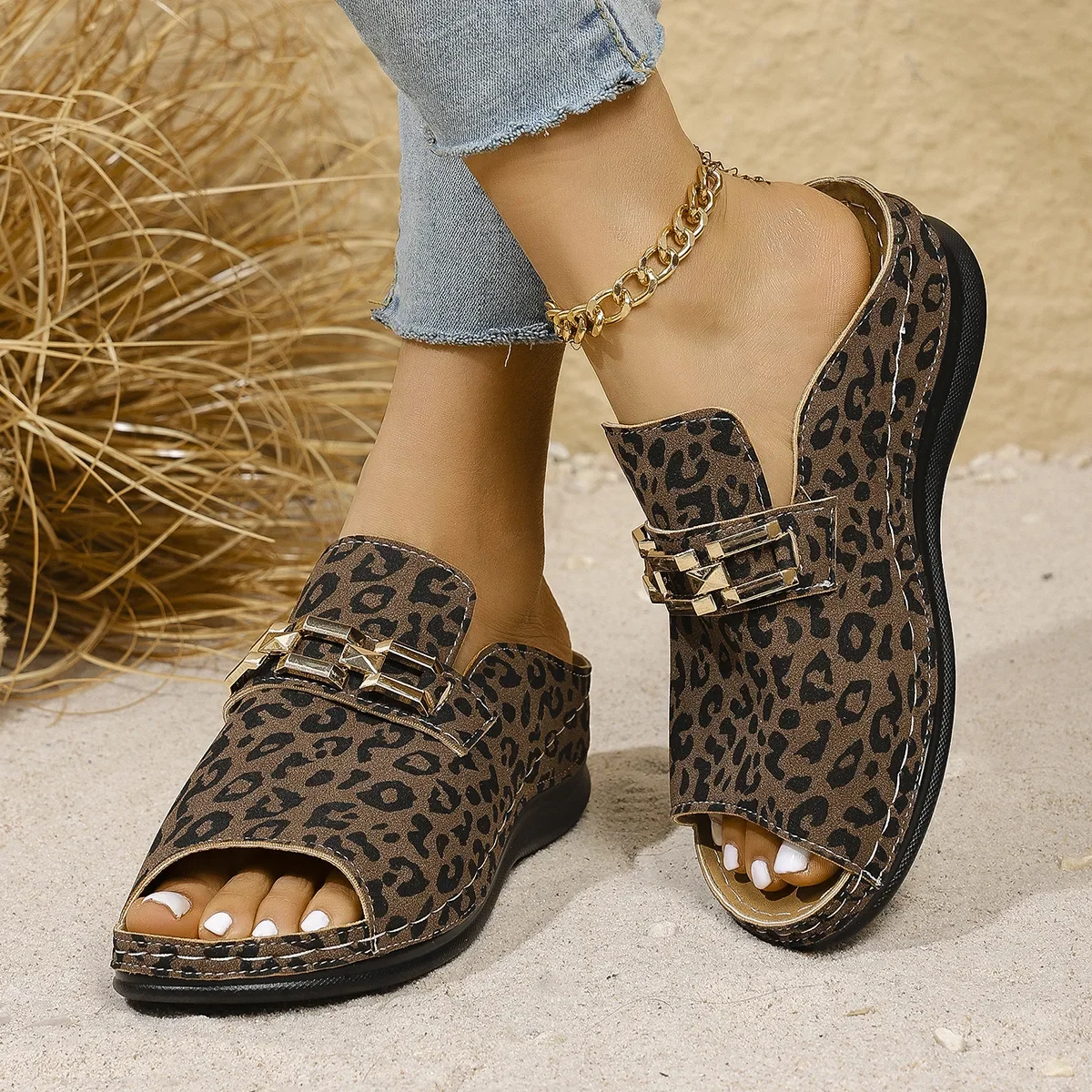 

Женские тапочки, новые летние модные шлепанцы с металлическими пуговицами, пляжные сандалии на танкетке, женские дизайнерские сандалии на платформе