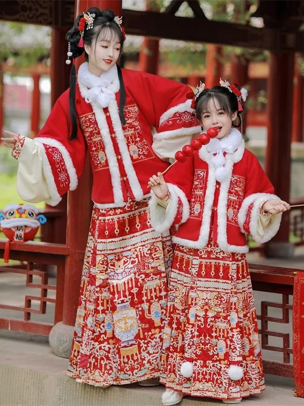 Ming Dynasty Hanfu 2024ของผู้หญิงชุดปีใหม่ดั้งเดิมสำหรับเด็กกระโปรงหน้าม้าเสื้อผ้าโบราณสำหรับพ่อแม่ฤดูหนาว