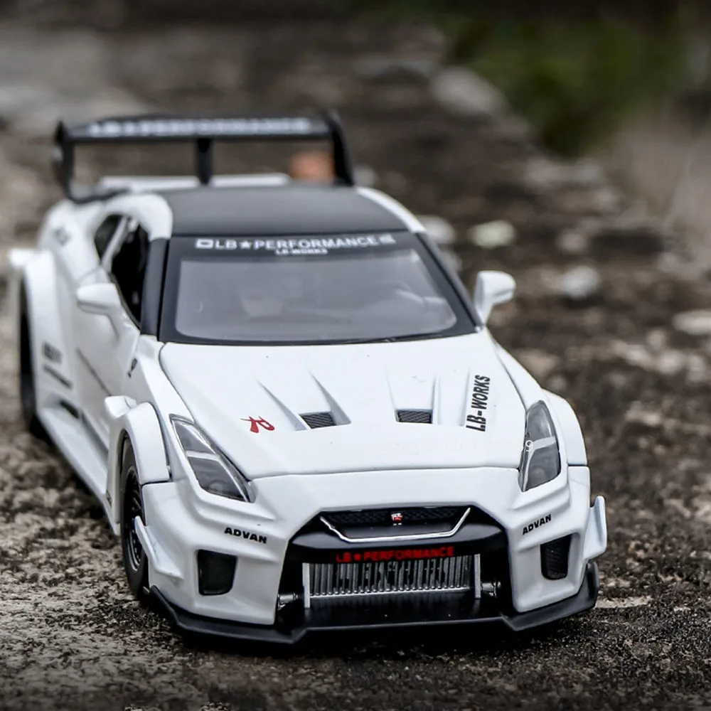 1:24 jouet GTR R35 CSR2 modèle de voiture de sport en alliage moulé sous pression son lumière tirer vers les portes ouvertes Collection modèles de supercar pour les enfants