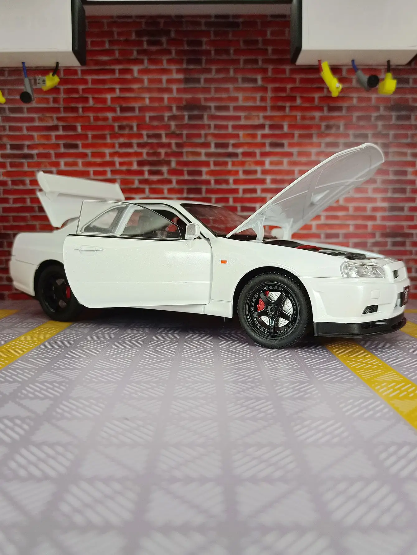 1/24 Simulated Nissan GT-R R34 Skyline Alloy Car Model Doors and Engine Cover, Trunk can be Opened rich in details