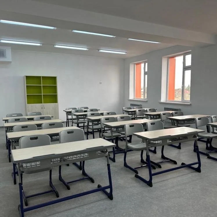 Aanpasbaar schoolmeubilair voor kinderen In hoogte verstelbaar bureau PP-kunststof stoel Metaal Comfortabele schoolsets