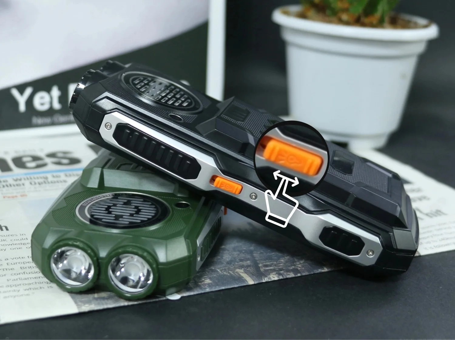 Unlocked Outdoor Elderly Phone with Dual Torch Two Sim 2.8" Screen Big Key Anti-Slip Grip SOS Call Rugged Senior Cellphone Cheap