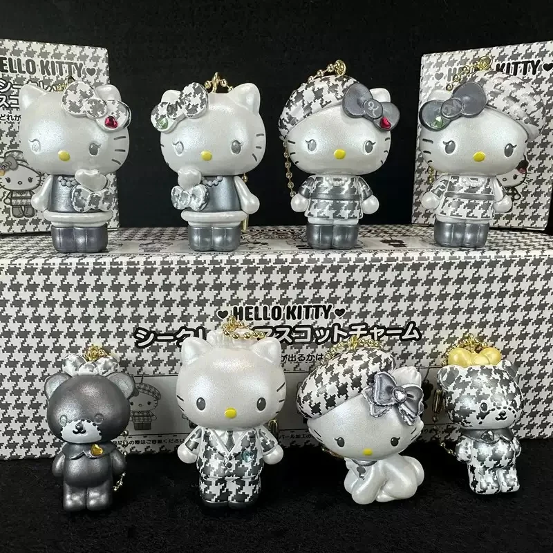 

Набор из 8 штук: Коллекционная серия Hello Kitty в стиле Хепберн с узором «гусиная лапка», серия Blind Box, кукла-медведь Дэниел, брелок-подвеска для сумки, коллекционная игрушка