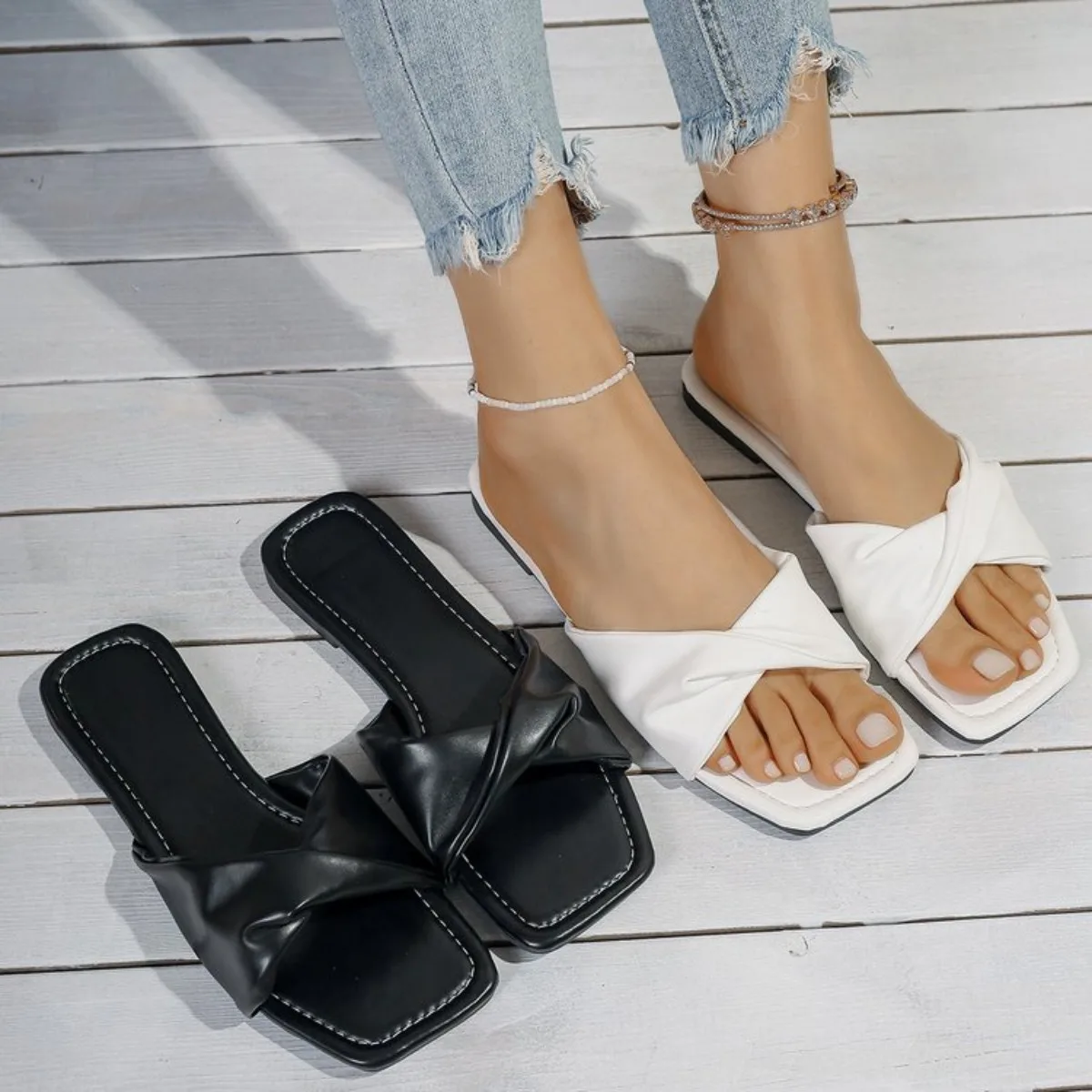 

Женские роскошные плиссированные дизайнерские шлепанцы, летние модные повседневные уличные офисные вечерние элегантные пикантные сандалии 2025 года, новые черные, белые туфли на плоской подошве