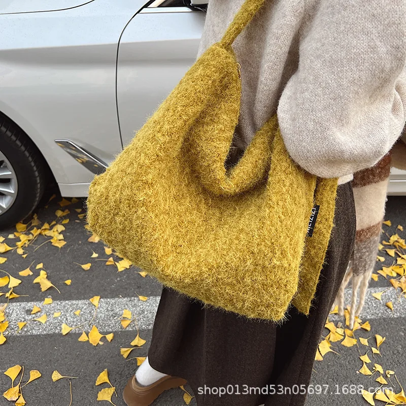 

Autumn and winter plush Plu commuter handbag women's Korean style ins trendy large-capacity multi-functional loose shoulder bag