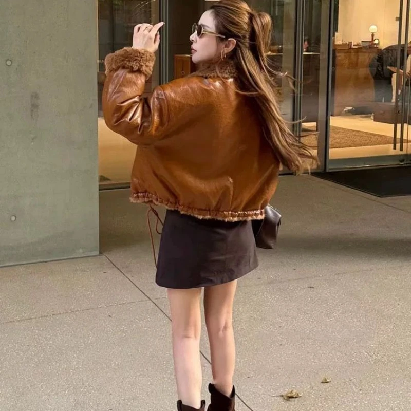 2026年 気質コート ラムウール PUレザー ジャケット 人気 レディース 超格好良い 冬新作 ラペル ベルベット 保温トップス 新作