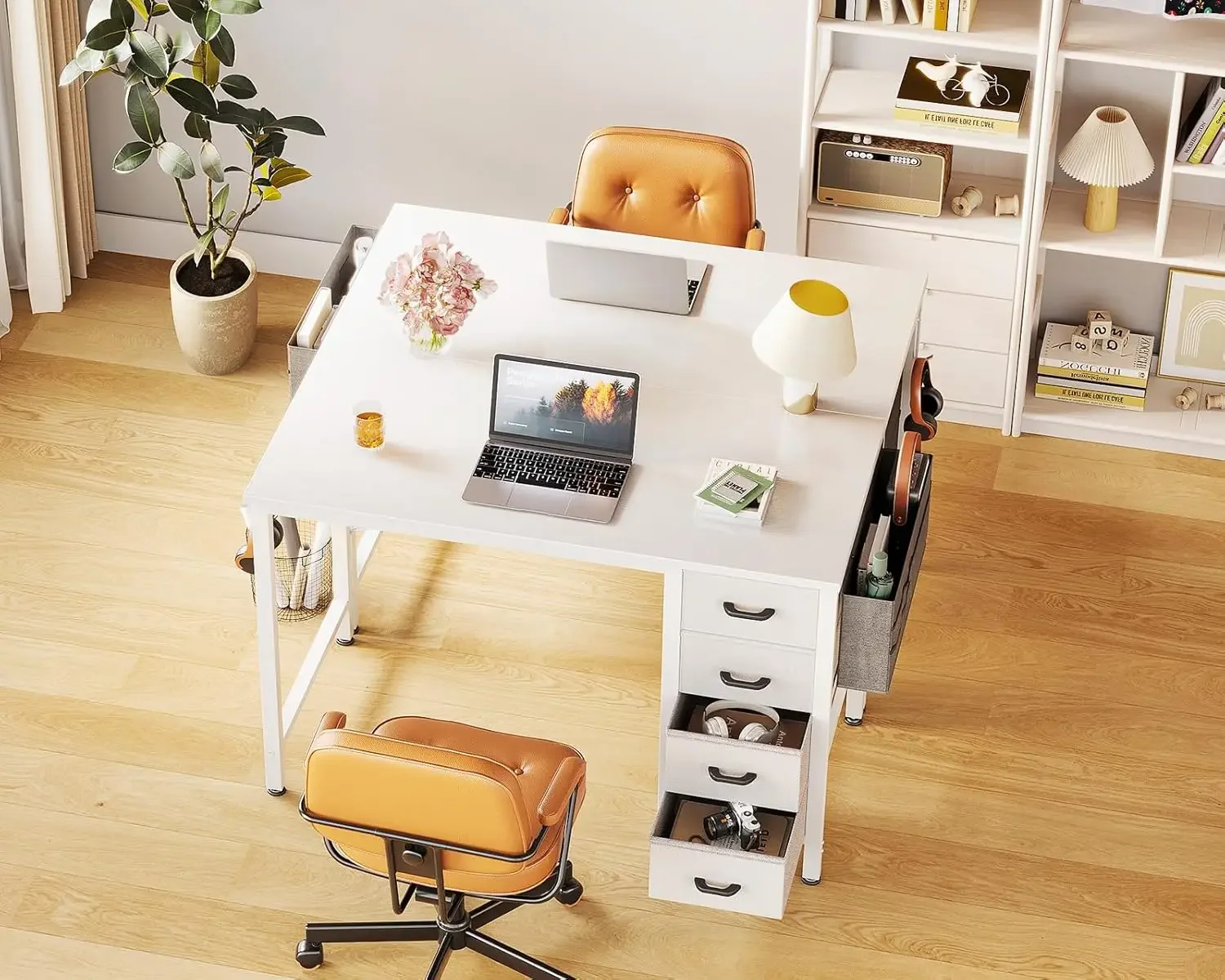 مكتب كمبيوتر صغير مقاس 32 بوصة مع 4 أدراج قماشية، وحدة تخزين، وخطاف جانبي وحقيبة قماش، وطاولة دراسة/عمل للأطفال