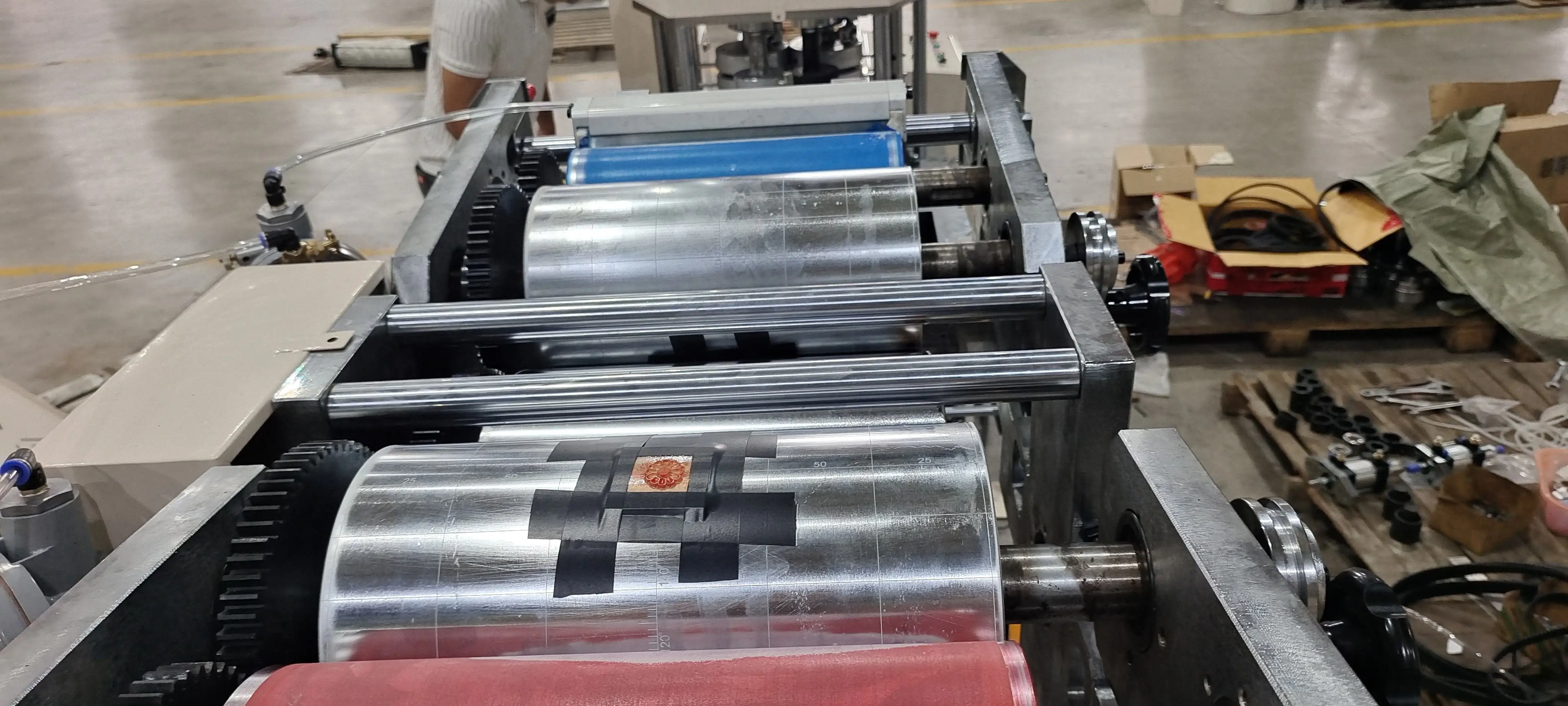 Macchina confezionatrice standard per asciugamani in tessuto per tovaglioli con stampa di carta velina completamente automatica per hotel