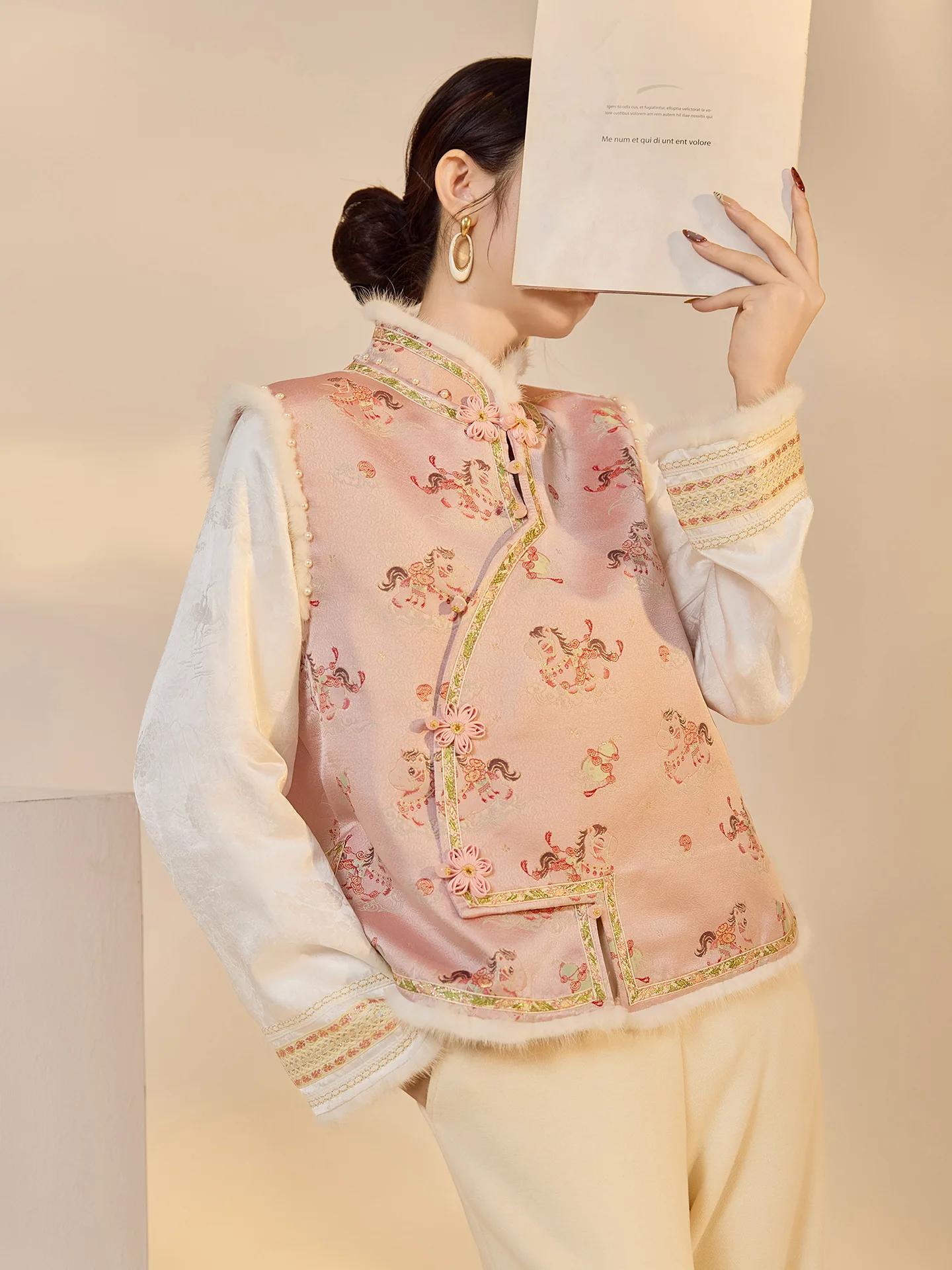 

New Chinese Sle Women's Embroidered Cotton Vest Winter Elegance National Trend Stand Collar Button down Tang Costume Cotton...