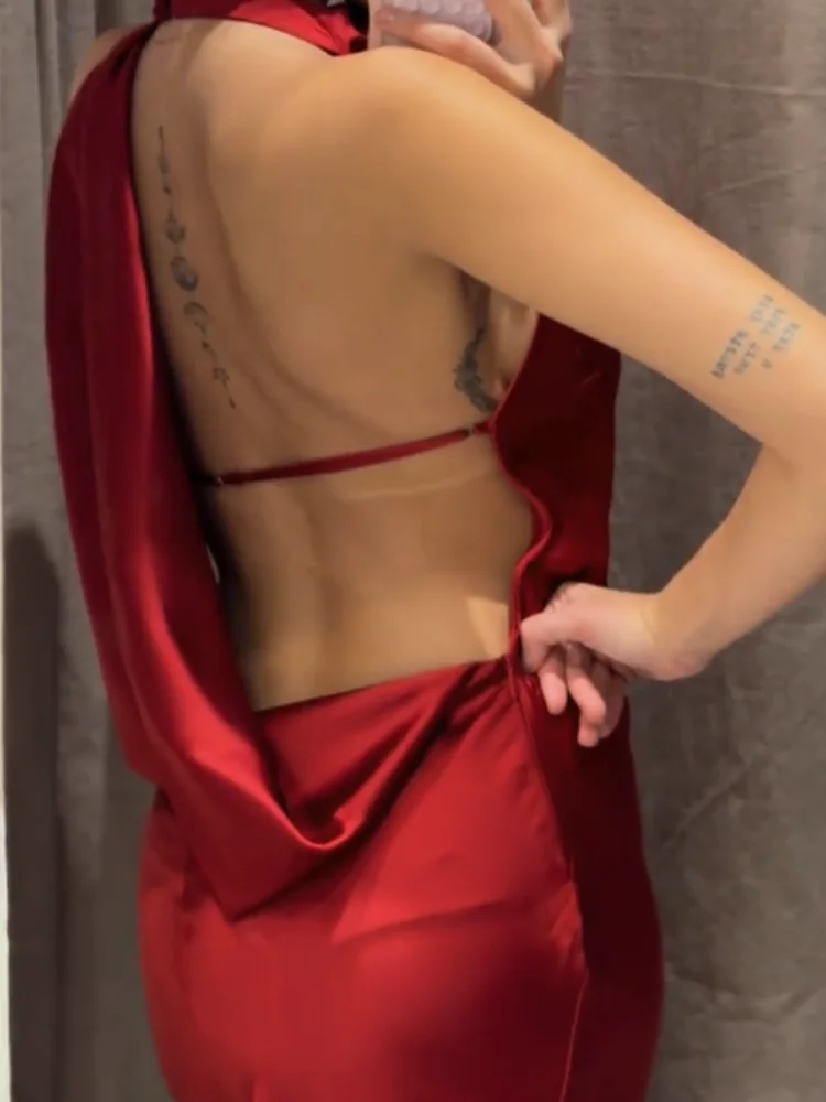 섹시한 단색 새틴 백리스 드레스 여성용 홀터넥 민소매 허리 조임 롱 드레스 여성 이브닝 파티 가운 2025 신상