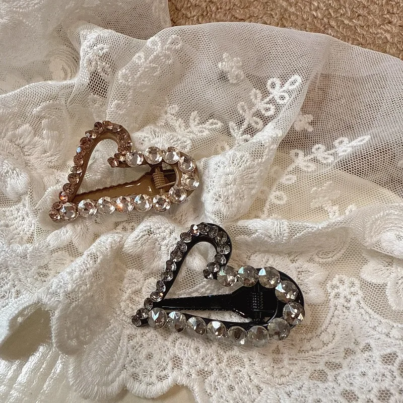 

Exquisite & Luxe Heart-Crystal Hair Clip – Vintage-Chic Statement Barrette for Women, Effortlessly Versatile Accent